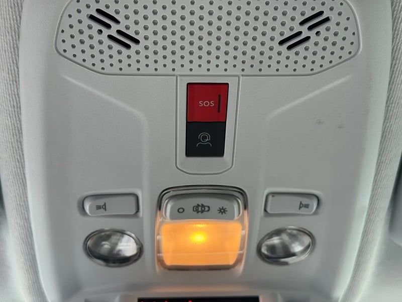 Photo de la voiture PEUGEOT 208 PureTech 100 S&S BVM6 Allure