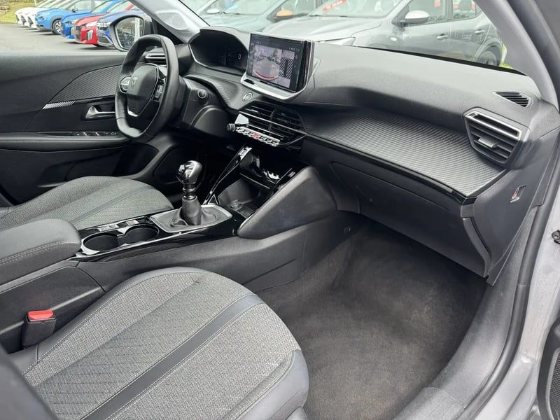 Photo de la voiture PEUGEOT 208 PureTech 100 S&S BVM6 Allure