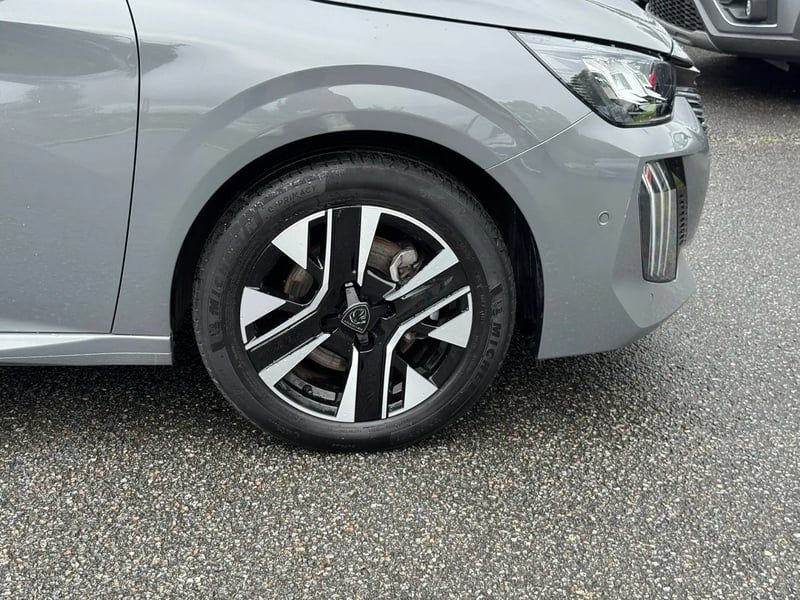 Photo de la voiture PEUGEOT 208 PureTech 100 S&S BVM6 Allure