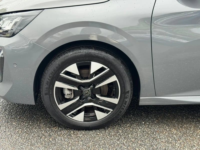 Photo de la voiture PEUGEOT 208 PureTech 100 S&S BVM6 Allure