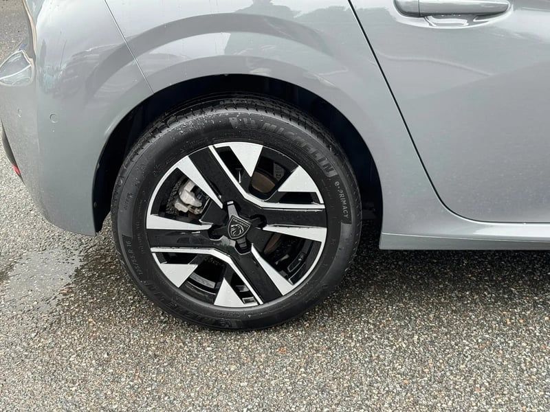 Photo de la voiture PEUGEOT 208 PureTech 100 S&S BVM6 Allure