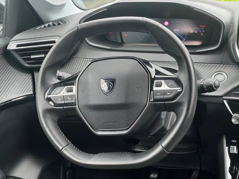 Photo de la voiture PEUGEOT 208 PureTech 100 S&S BVM6 Allure