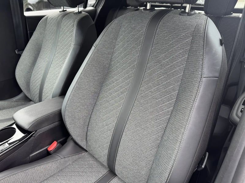 Photo de la voiture PEUGEOT 208 PureTech 100 S&S BVM6 Allure