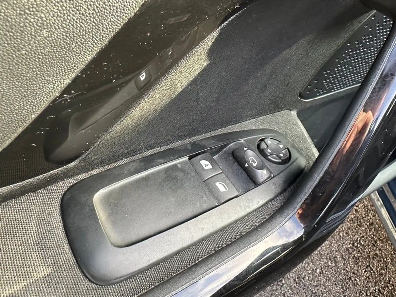 Photo de la voiture PEUGEOT 208 1.2 PureTech 82ch BVM5 Style