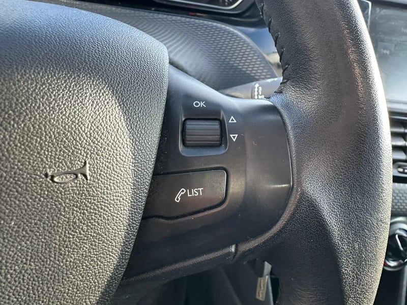 Photo de la voiture PEUGEOT 208 1.2 PureTech 82ch BVM5 Style