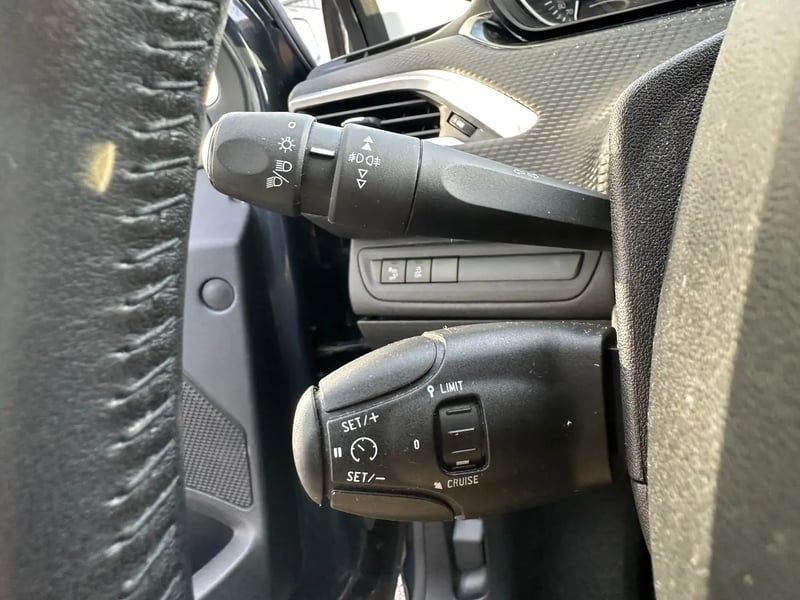 Photo de la voiture PEUGEOT 208 1.2 PureTech 82ch BVM5 Style