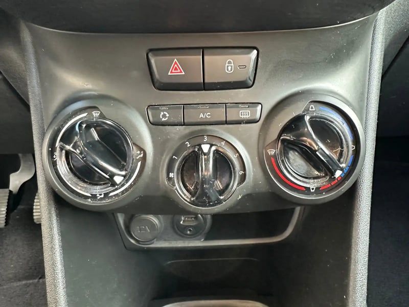 Photo de la voiture PEUGEOT 208 1.2 PureTech 82ch BVM5 Style