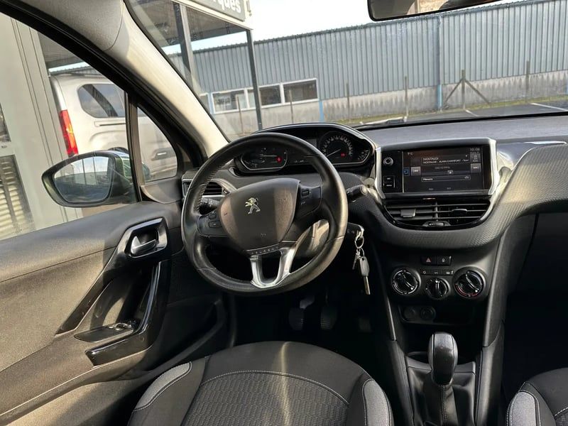 Photo de la voiture PEUGEOT 208 1.2 PureTech 82ch BVM5 Style