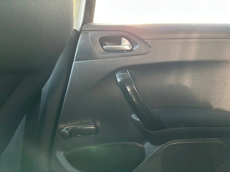 Photo de la voiture PEUGEOT 208 1.2 PureTech 82ch BVM5 Style
