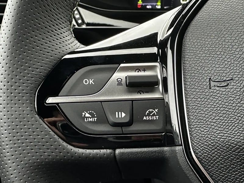 Photo de la voiture PEUGEOT 308 BlueHDi 130ch S&S EAT8 GT