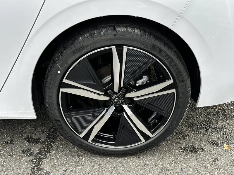 Photo de la voiture PEUGEOT 308 BlueHDi 130ch S&S EAT8 GT