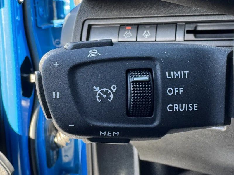 Photo de la voiture PEUGEOT 3008 Puretech 130ch S&S EAT8 GT