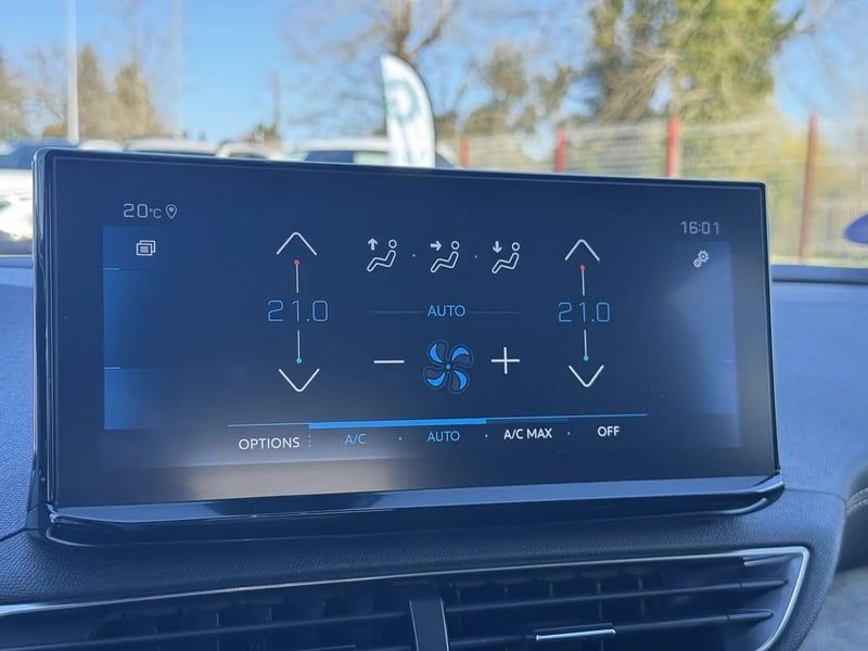 Photo de la voiture PEUGEOT 3008 Puretech 130ch S&S EAT8 GT