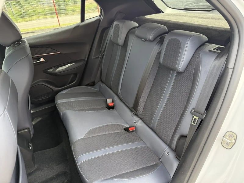 Photo de la voiture PEUGEOT 2008 BlueHDi 130 S&S EAT8 Allure