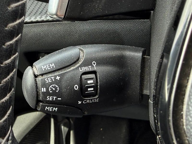 Photo de la voiture PEUGEOT 2008 BlueHDi 130 S&S EAT8 Allure