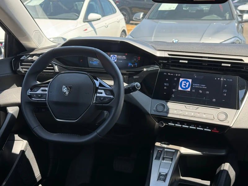Photo de la voiture PEUGEOT 308 ELECTRIQUE 54 kWh 156ch Style