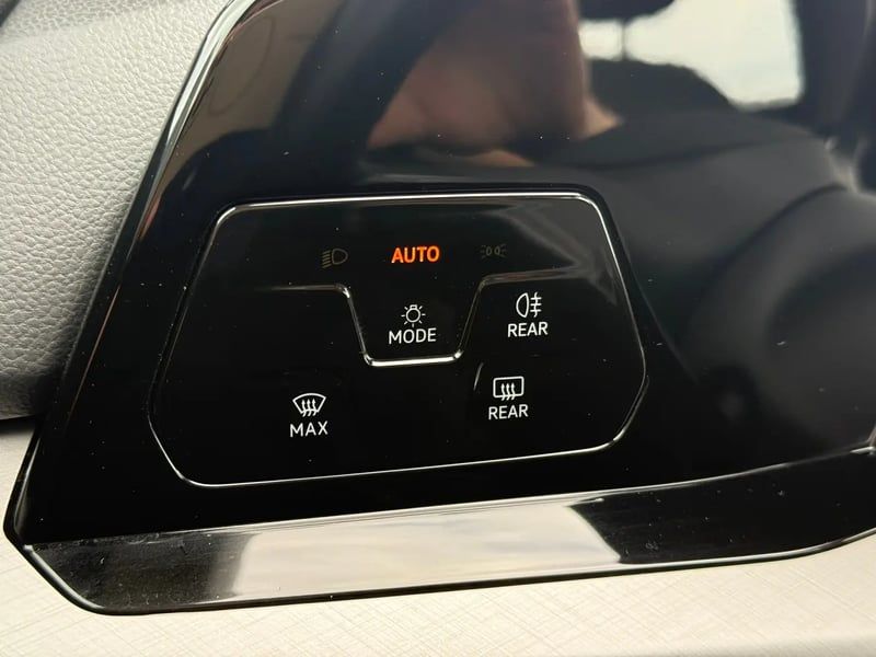 Photo de la voiture VOLKSWAGEN GOLF 1.5 TSI ACT OPF 130 BVM6 Life Business 1st