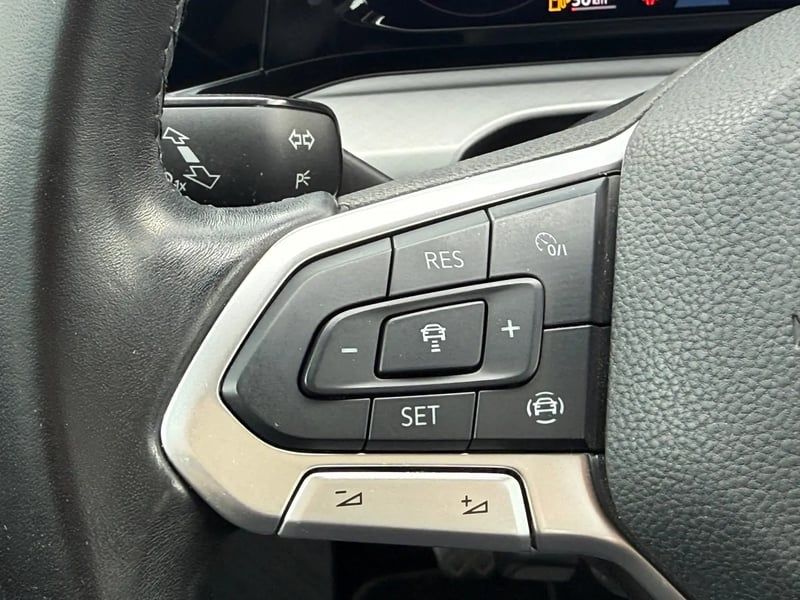 Photo de la voiture VOLKSWAGEN GOLF 1.5 TSI ACT OPF 130 BVM6 Life Business 1st