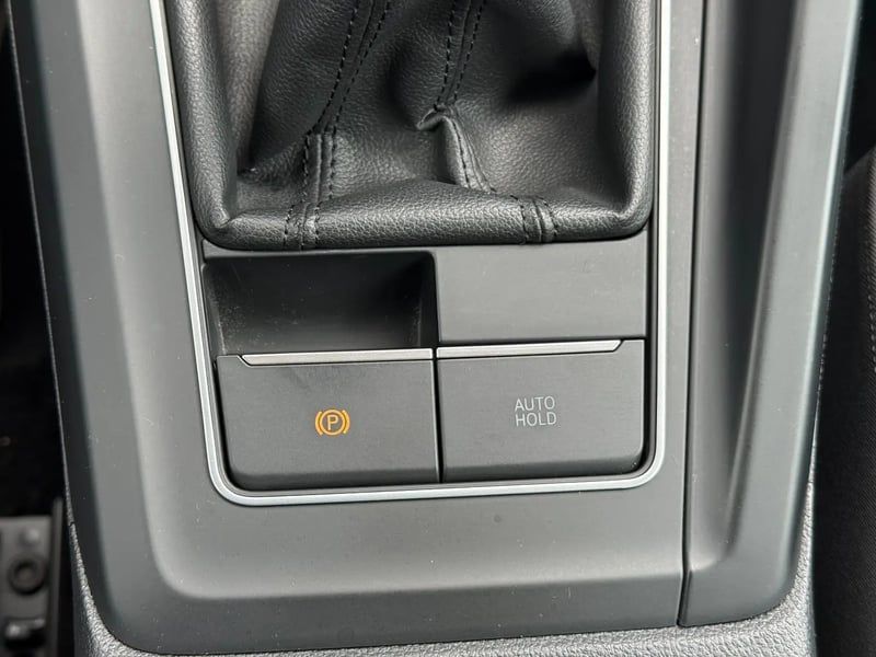 Photo de la voiture VOLKSWAGEN GOLF 1.5 TSI ACT OPF 130 BVM6 Life Business 1st