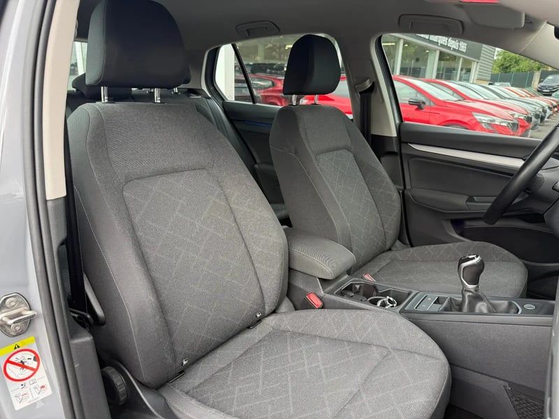 Photo de la voiture VOLKSWAGEN GOLF 1.5 TSI ACT OPF 130 BVM6 Life Business 1st