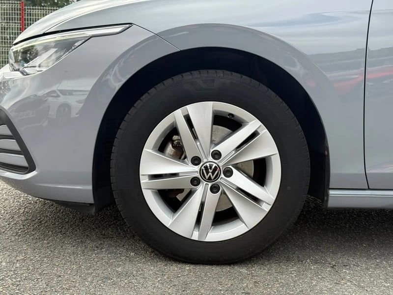 Photo de la voiture VOLKSWAGEN GOLF 1.5 TSI ACT OPF 130 BVM6 Life Business 1st