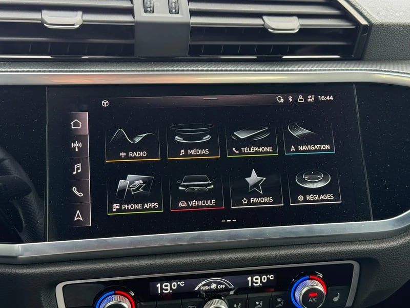 Photo de la voiture AUDI Q3 35 TDI 150 ch S tronic 7 S line
