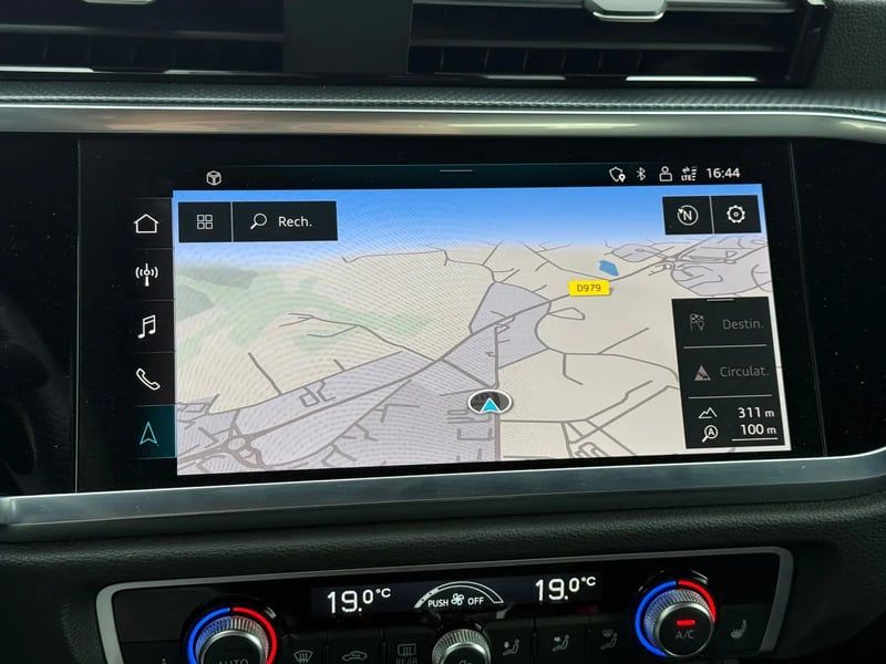 Photo de la voiture AUDI Q3 35 TDI 150 ch S tronic 7 S line