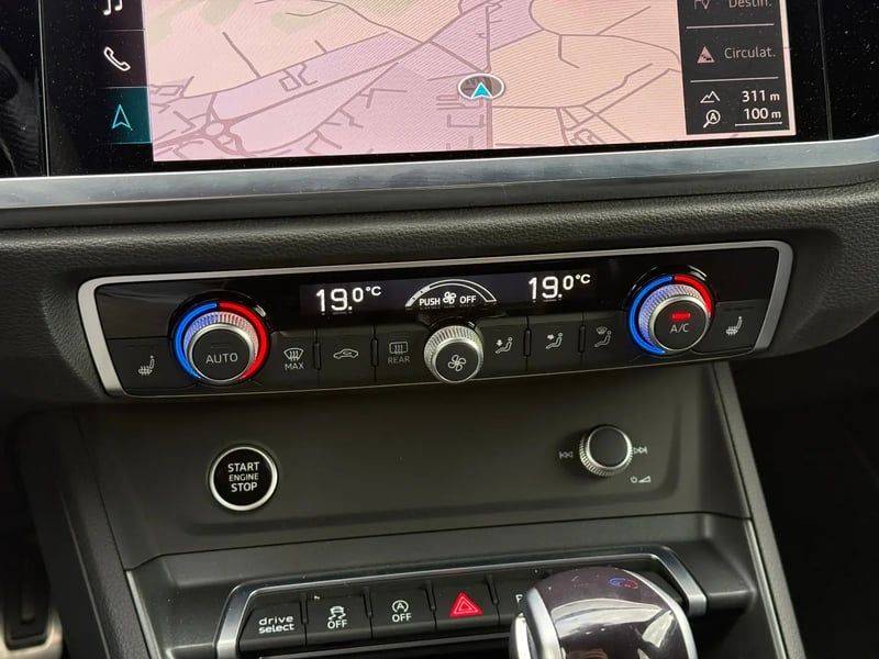 Photo de la voiture AUDI Q3 35 TDI 150 ch S tronic 7 S line