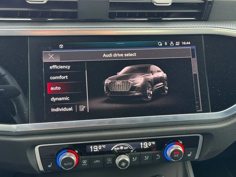 Photo de la voiture AUDI Q3 35 TDI 150 ch S tronic 7 S line