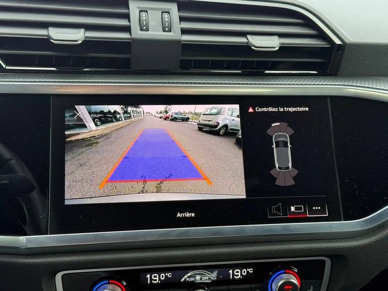 Photo de la voiture AUDI Q3 35 TDI 150 ch S tronic 7 S line