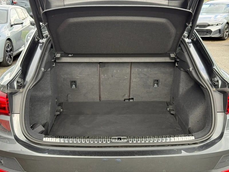 Photo de la voiture AUDI Q3 35 TDI 150 ch S tronic 7 S line