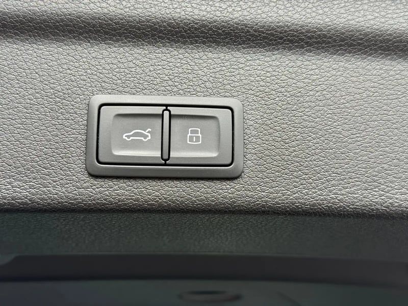 Photo de la voiture AUDI Q3 35 TDI 150 ch S tronic 7 S line