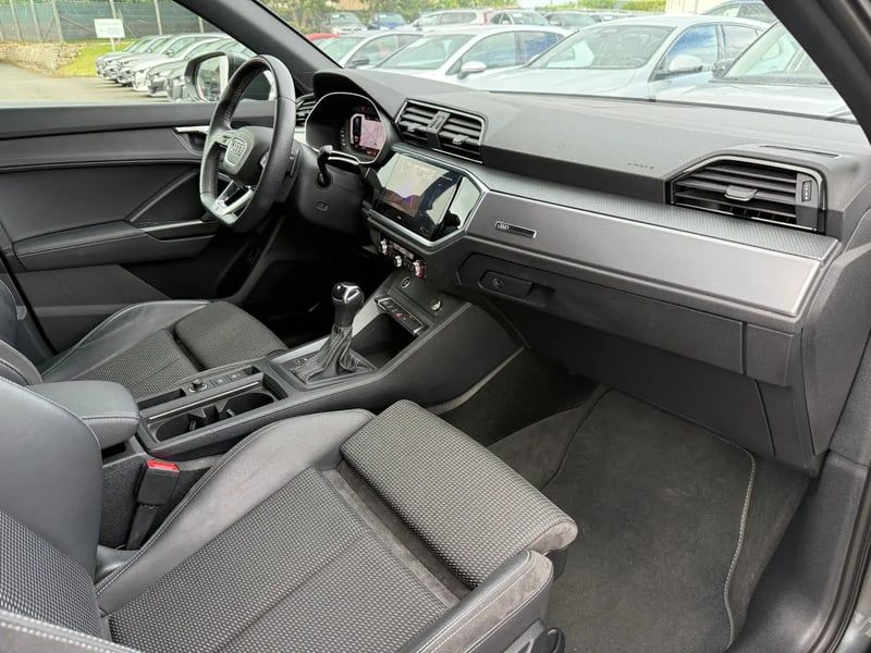 Photo de la voiture AUDI Q3 35 TDI 150 ch S tronic 7 S line