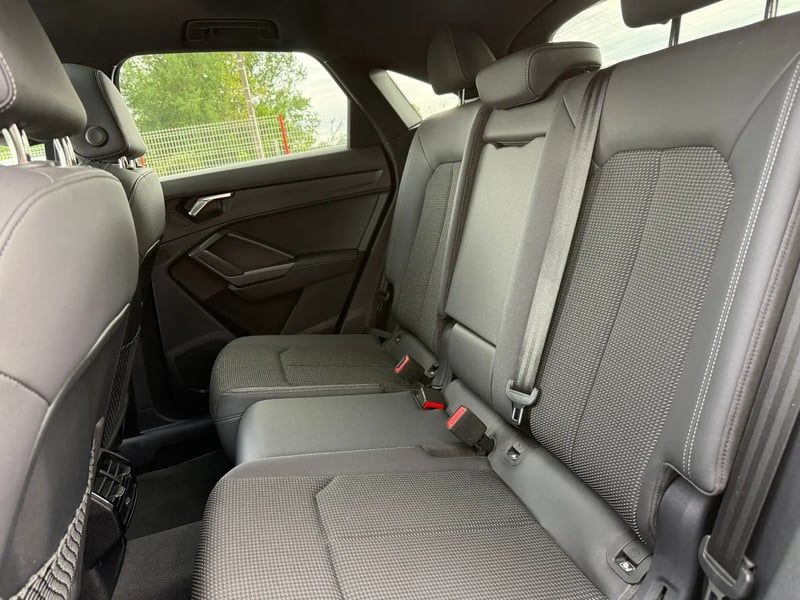 Photo de la voiture AUDI Q3 35 TDI 150 ch S tronic 7 S line