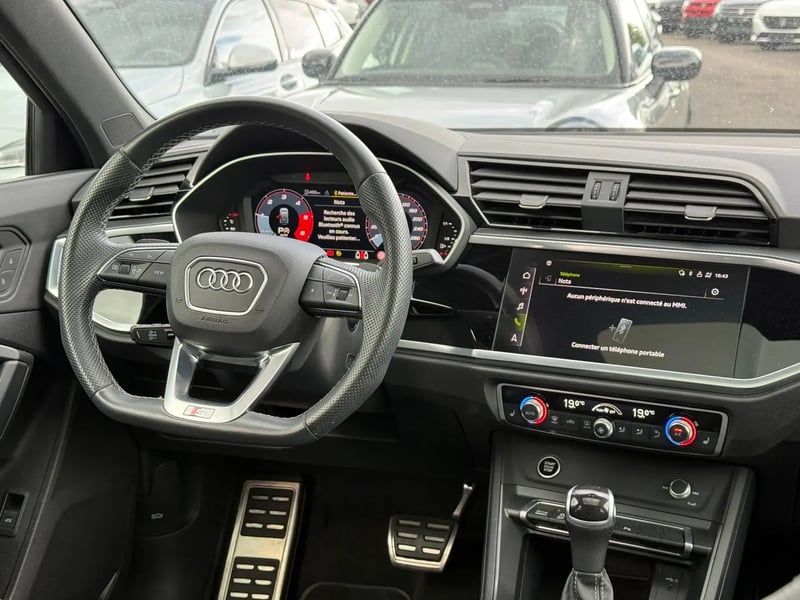Photo de la voiture AUDI Q3 35 TDI 150 ch S tronic 7 S line