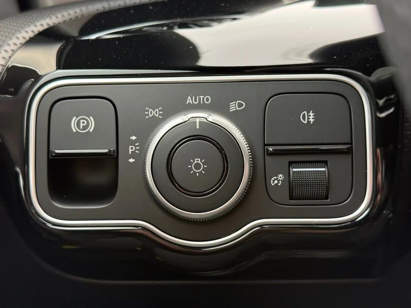 Photo de la voiture MERCEDES CLASSE A 200 d 8G-DCT AMG Line