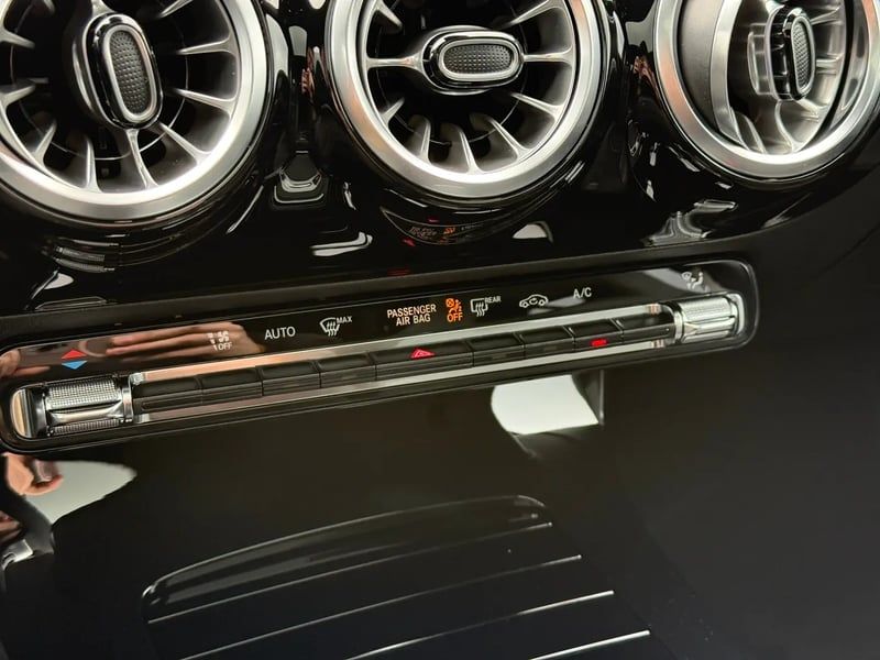 Photo de la voiture MERCEDES CLASSE A 200 d 8G-DCT AMG Line