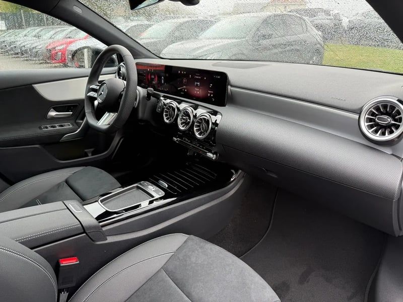 Photo de la voiture MERCEDES CLASSE A 200 d 8G-DCT AMG Line