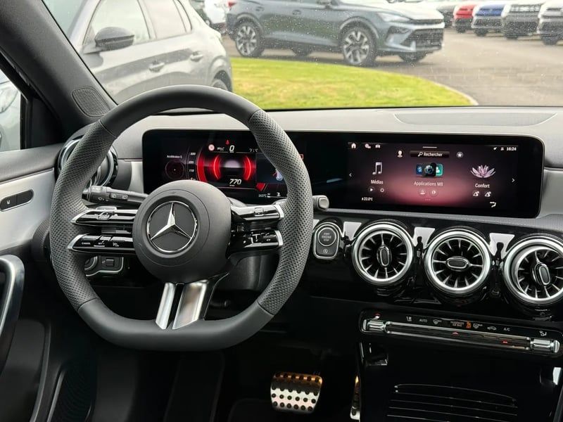 Photo de la voiture MERCEDES CLASSE A 200 d 8G-DCT AMG Line