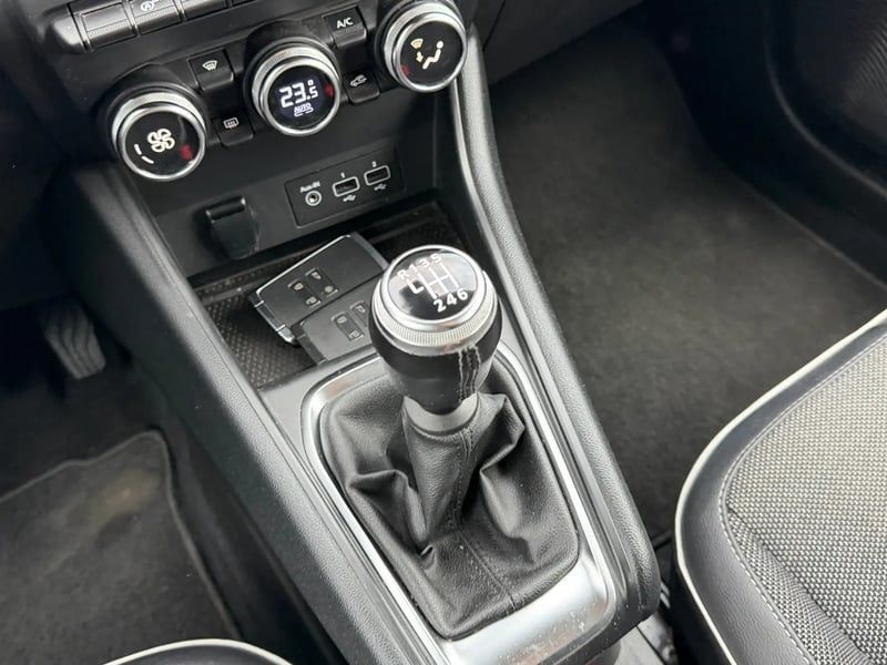 Photo de la voiture RENAULT CAPTUR TCe 90 - 21 Intens