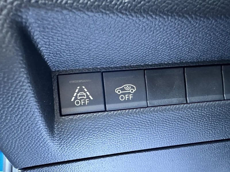 Photo de la voiture PEUGEOT 2008 BlueHDi 130 S&S EAT8 GT