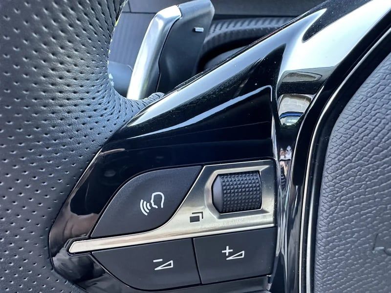 Photo de la voiture PEUGEOT 2008 BlueHDi 130 S&S EAT8 GT