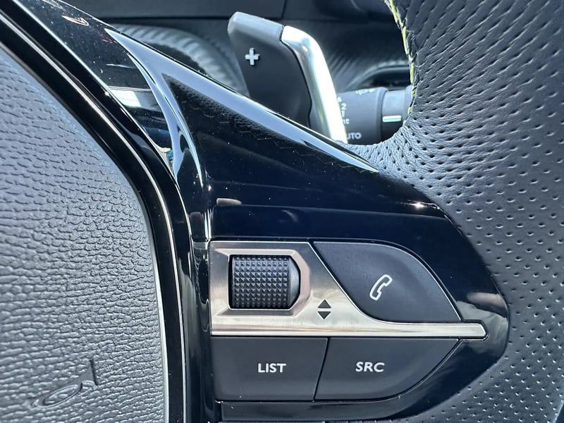 Photo de la voiture PEUGEOT 2008 BlueHDi 130 S&S EAT8 GT