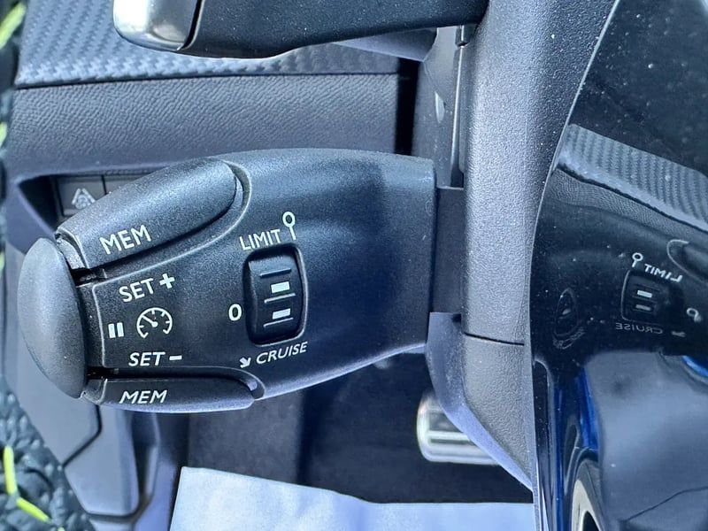 Photo de la voiture PEUGEOT 2008 BlueHDi 130 S&S EAT8 GT