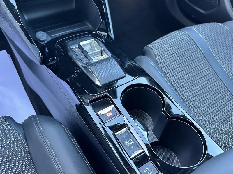 Photo de la voiture PEUGEOT 2008 BlueHDi 130 S&S EAT8 GT