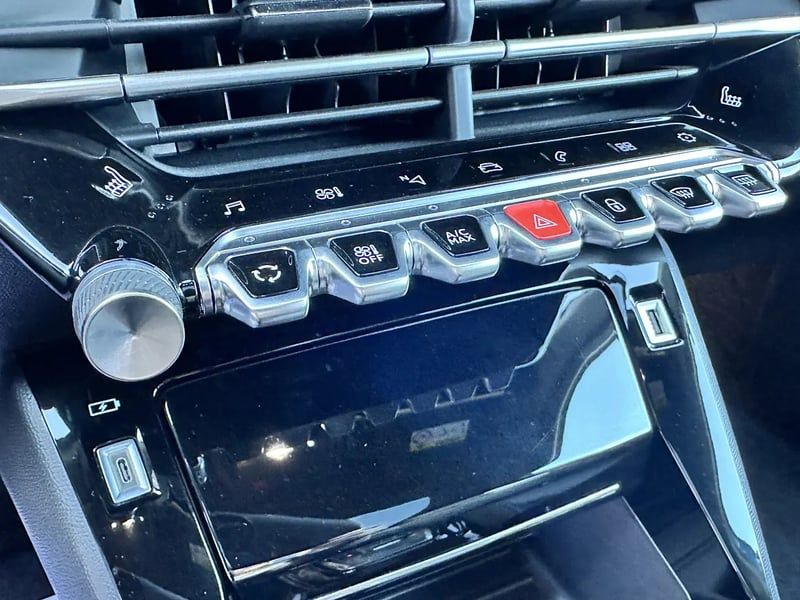 Photo de la voiture PEUGEOT 2008 BlueHDi 130 S&S EAT8 GT