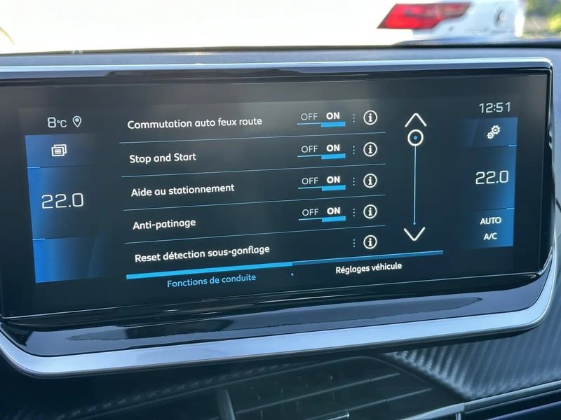 Photo de la voiture PEUGEOT 2008 BlueHDi 130 S&S EAT8 GT