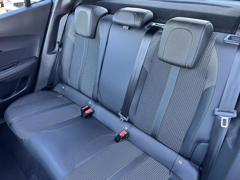 Photo de la voiture PEUGEOT 2008 BlueHDi 130 S&S EAT8 GT