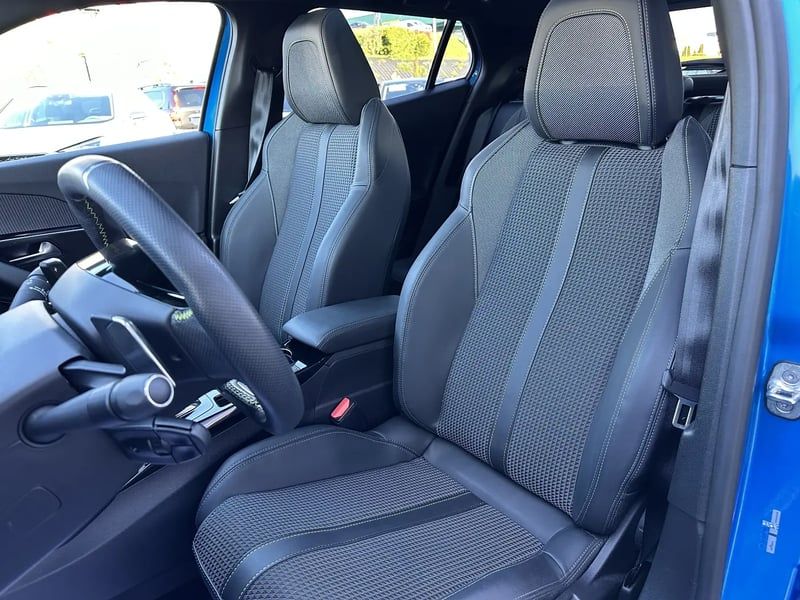 Photo de la voiture PEUGEOT 2008 BlueHDi 130 S&S EAT8 GT