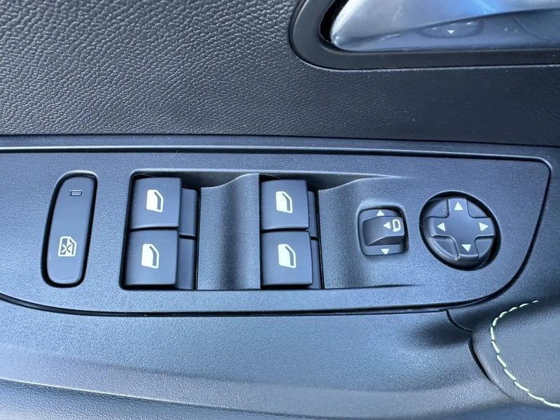 Photo de la voiture PEUGEOT 2008 BlueHDi 130 S&S EAT8 GT